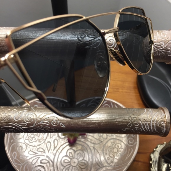 EUC Sunglasses 🕶 Gold Frame, dark mirrors - Picture 3 of 6
